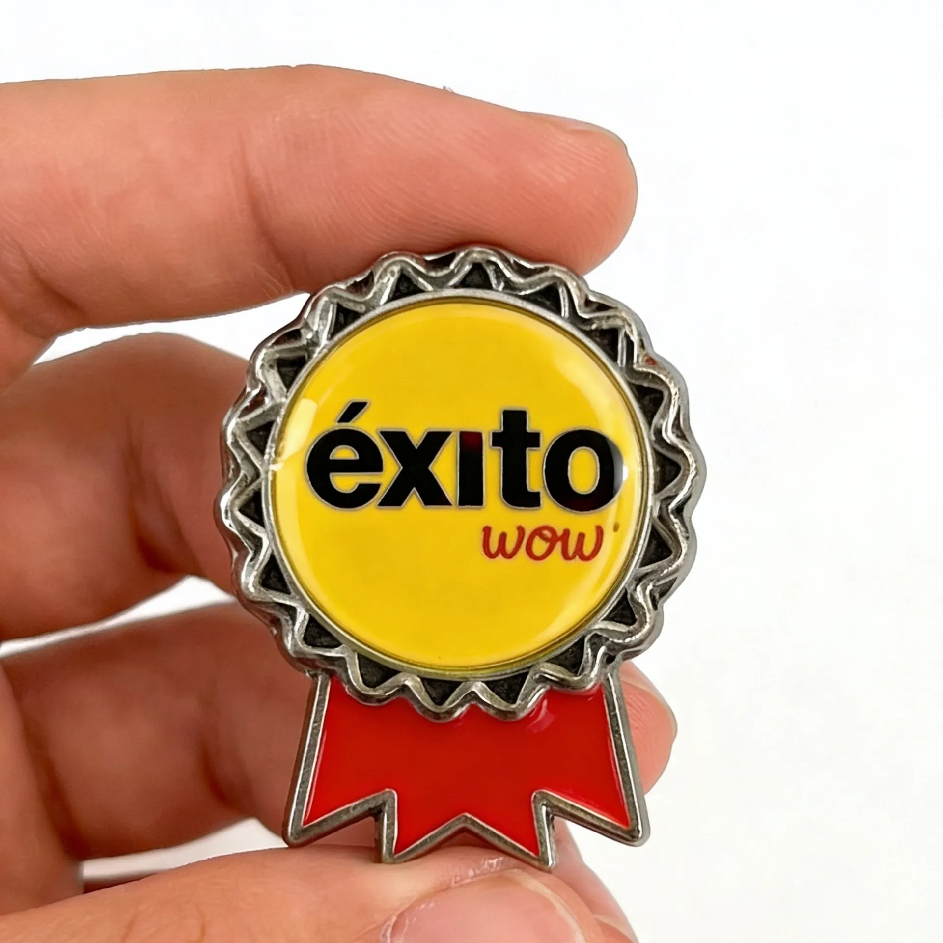 pines-personalizados-con-tu-logo-en-colombia